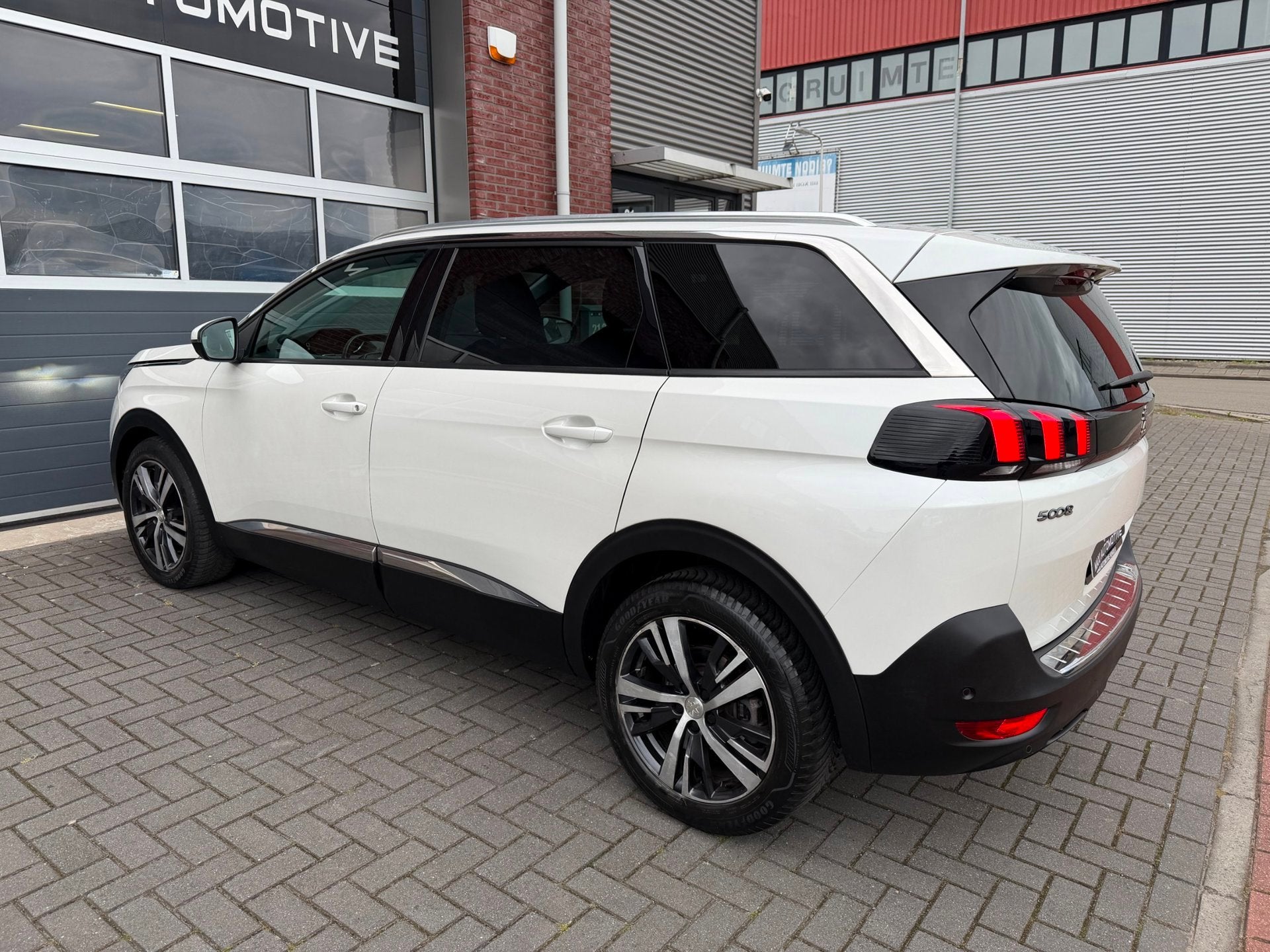 Peugeot 5008 1.6 e-THP 7p. LED Carplay 360 Camera Keyless, 1350 kg, Gebruikt, 4 cilinders, Wit