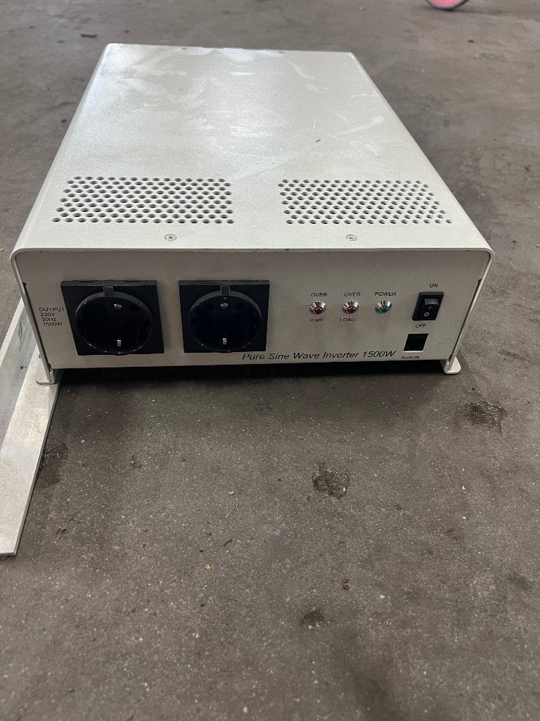Te koop: Pure Sine Wave Omvormer 1500W (12V  230V) – €125, Ophalen of Verzenden, Gebruikt