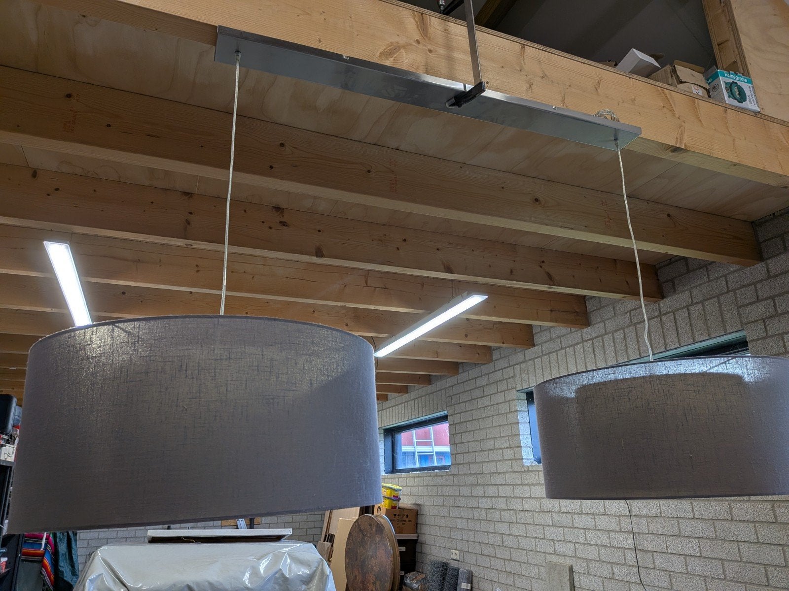 Hanglamp met twee grijze kappen en metalen ophangbalk, Ophalen, Kunststof, Modern, strak, E27 (groot)