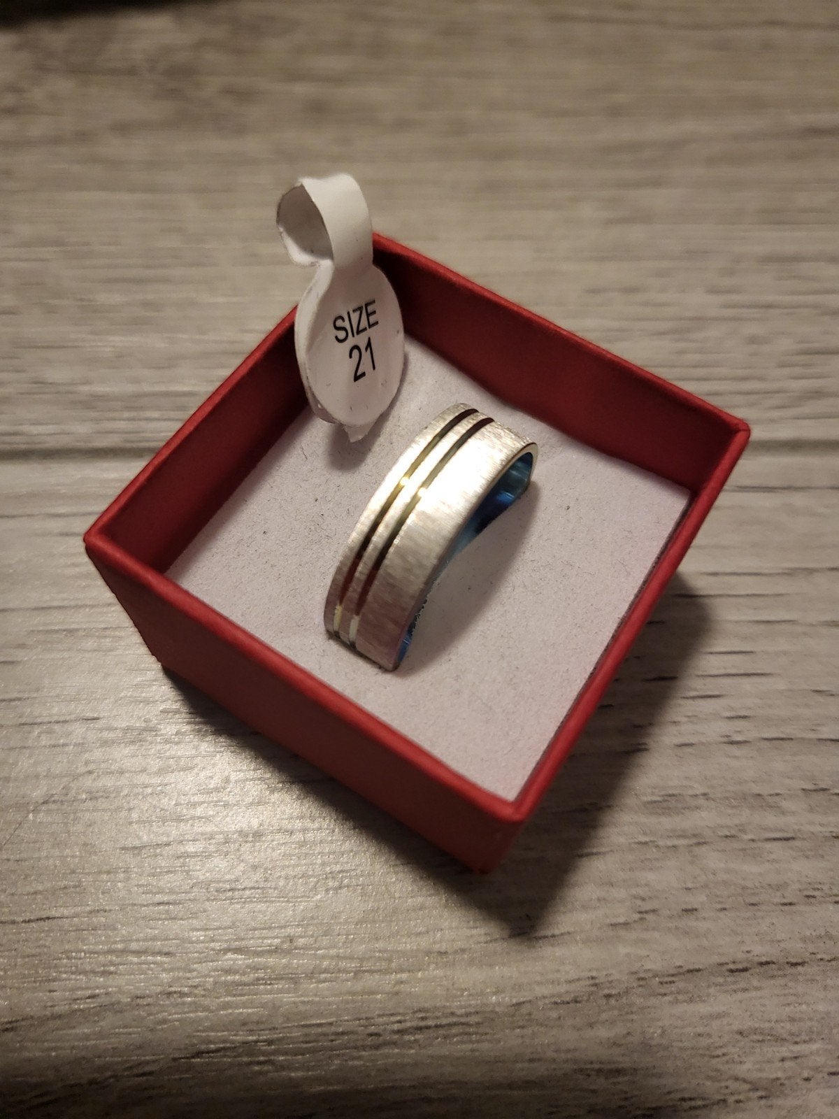 Nieuwe zilverkleurige ring met gouden strepen, maat 21, Overige materialen, 20 of groter, Nieuw, Ophalen of Verzenden