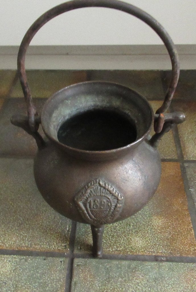 ANTIEKE ZWARE BRONZEN GRAPE- KOOKPAN MET SCHILD EN 1893, Ophalen of Verzenden, Brons