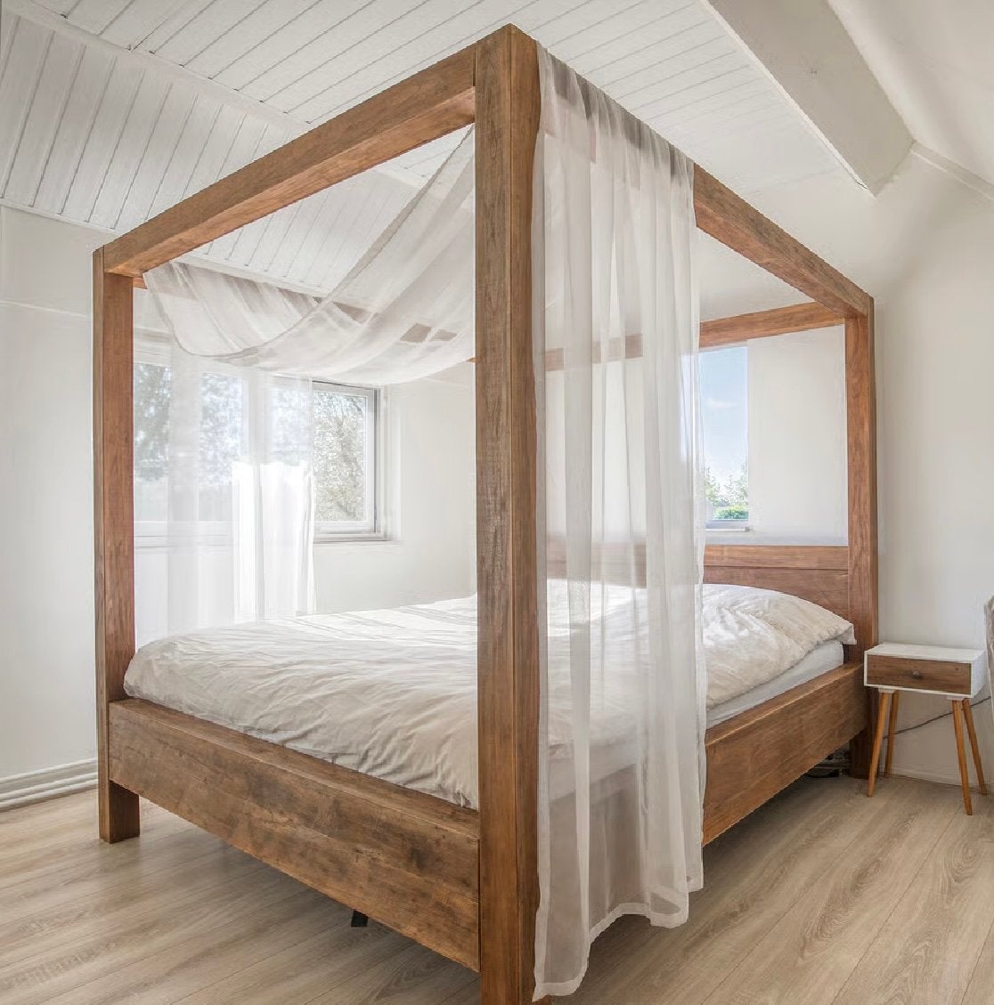 T.k. houten hemelbed incl 2 electr, verstelb. lattenbodems, Ophalen, Zo goed als nieuw, Tweepersoons, Hout