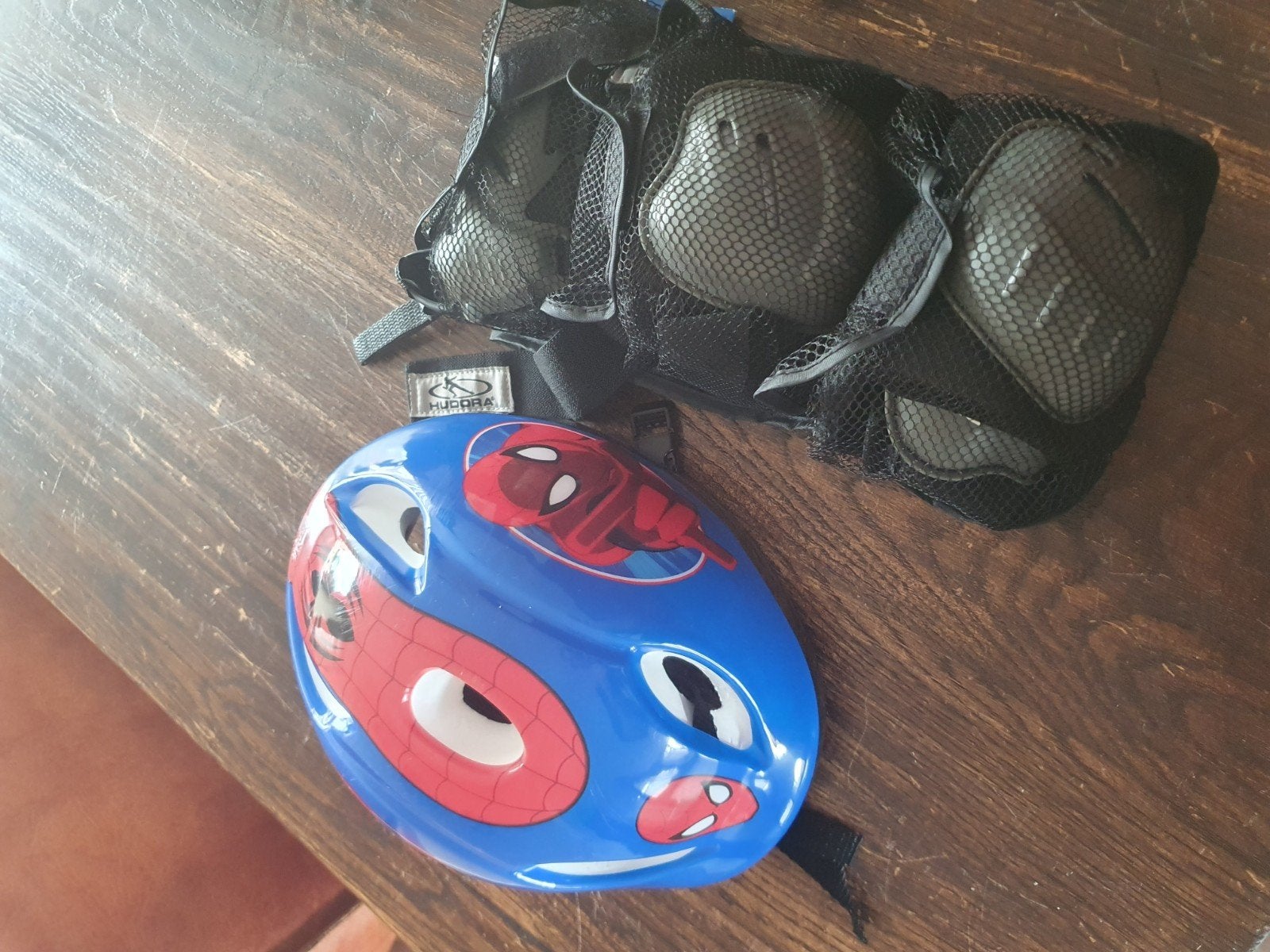 Zgan spiderman helm en knie elleboog en polsbescherming, Ophalen of Verzenden, Zo goed als nieuw