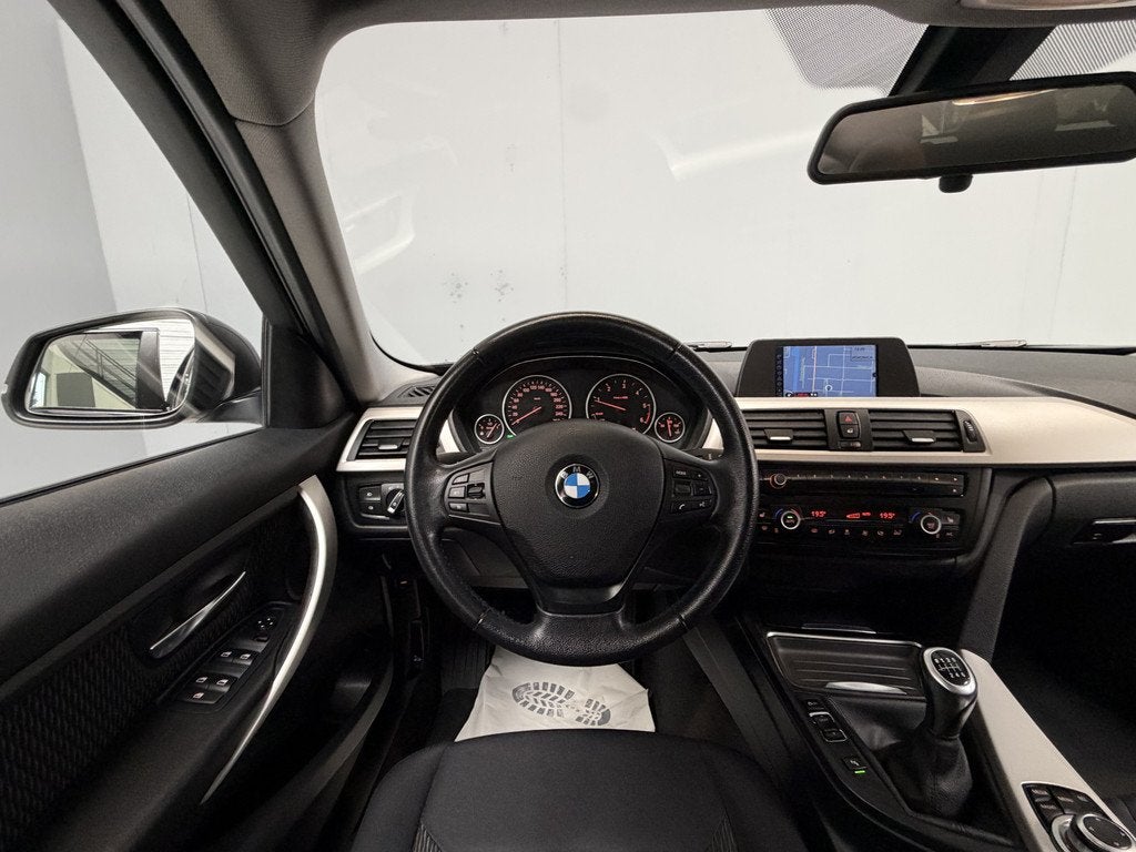 BMW 3 Serie Touring 320d High Executive Trekhaak|Cruise|Navi, Auto's, 21 km/l, Zwart, 4 cilinders, Zwart