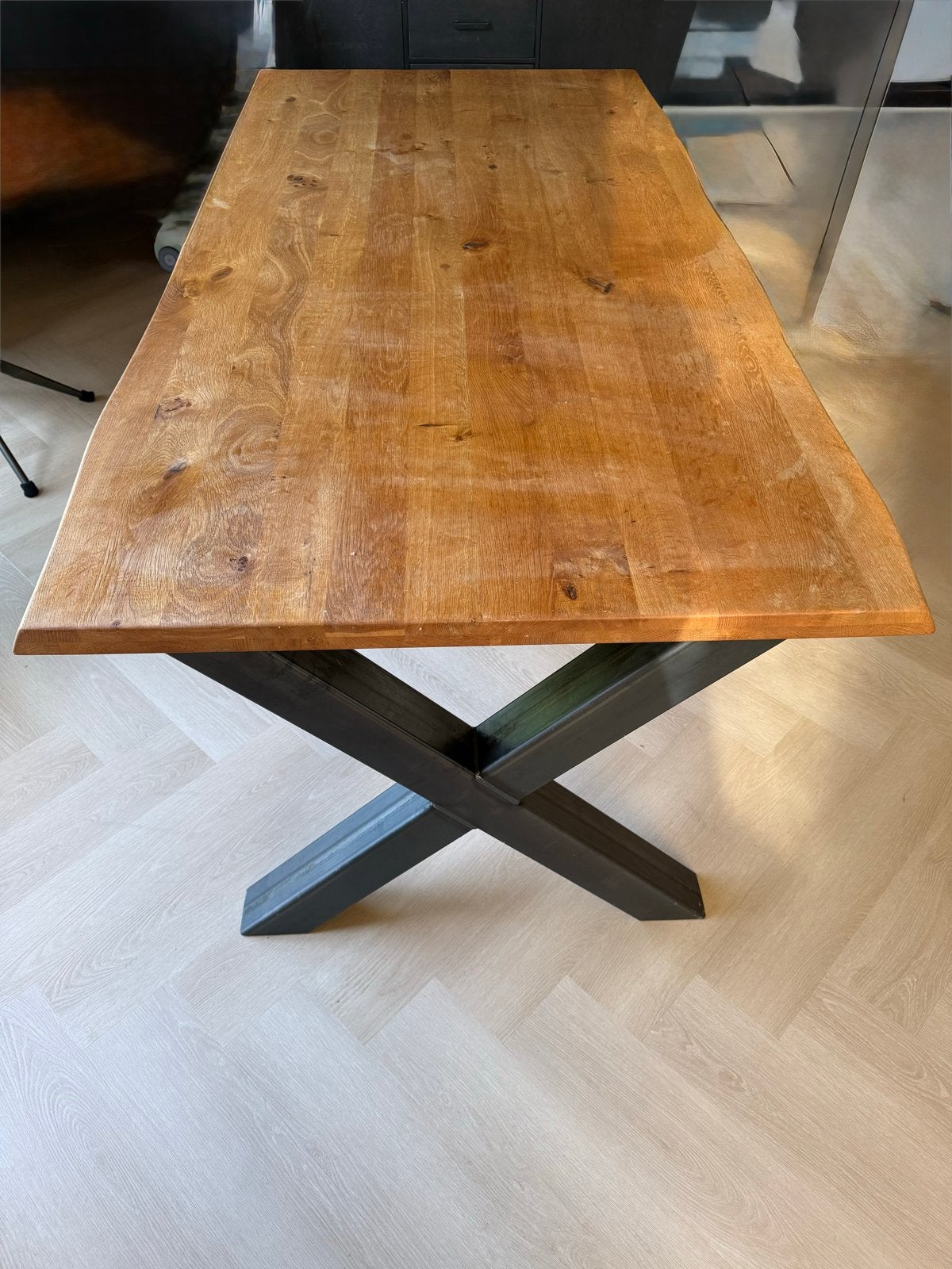 Robuuste eettafel met metalen onderstel, Huis en Inrichting, Tafels | Eettafels, Ophalen, Gebruikt, 100 tot 150 cm, 200 cm of meer