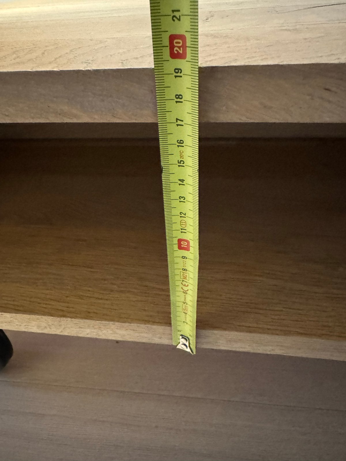 Massief eikenhouten salontafel op grote wielen, Huis en Inrichting, Tafels | Salontafels, Ophalen, Gebruikt, 100 tot 150 cm, Eikenhout