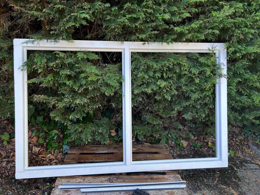 Wit kunststof raamkozijn met dubbel glas, Ophalen, Kunststof, Raamkozijn, Zo goed als nieuw