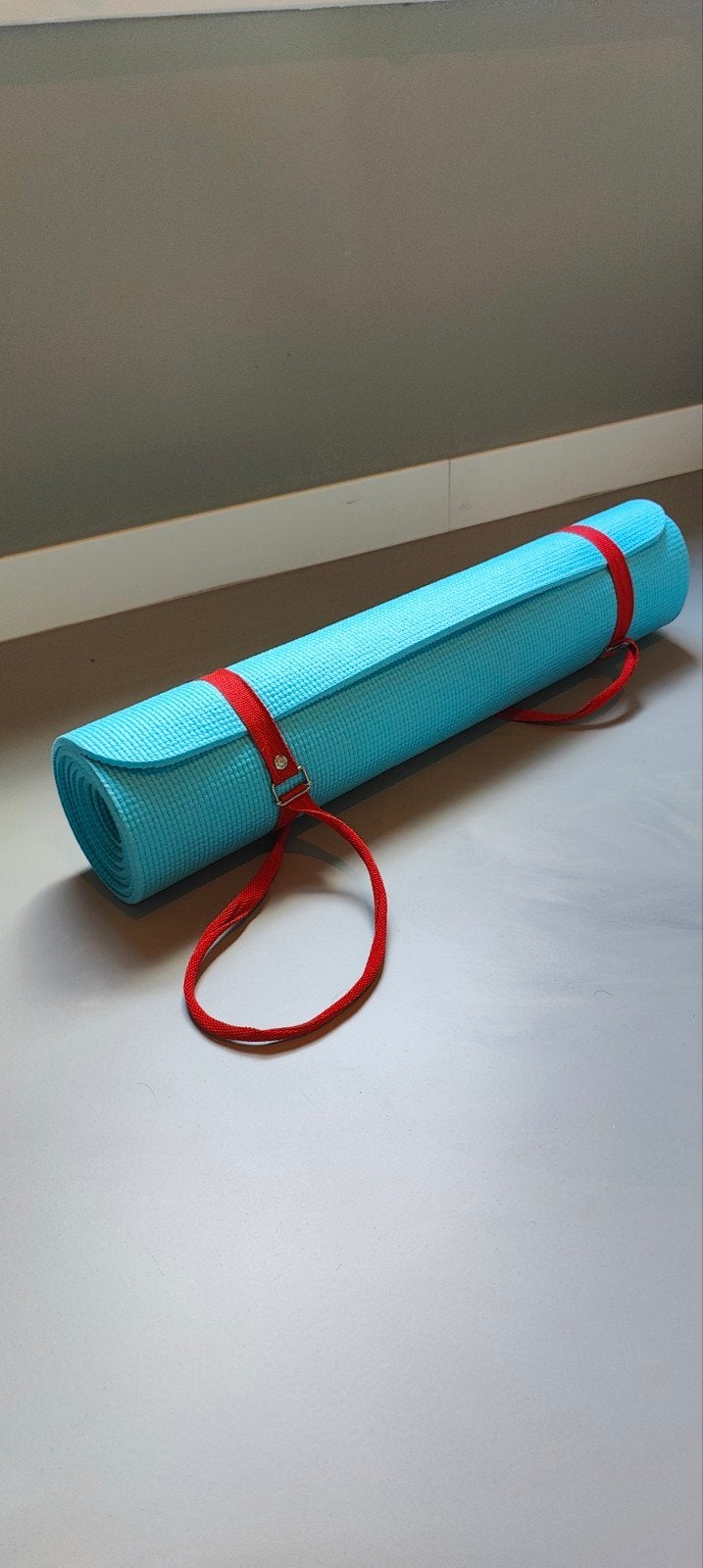 Blauwe yogamat met rode draagband, Sport en Fitness, Yoga en Pilates, Ophalen of Verzenden, Zo goed als nieuw, Yogamat