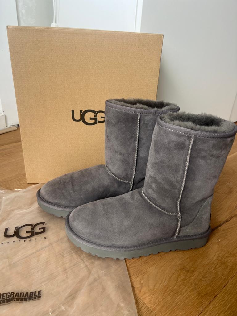 UGG Classic Short II Grijs Maat 7 (38) in nieuwstaat, Lage of Enkellaarzen, Ophalen of Verzenden, Zo goed als nieuw, Grijs