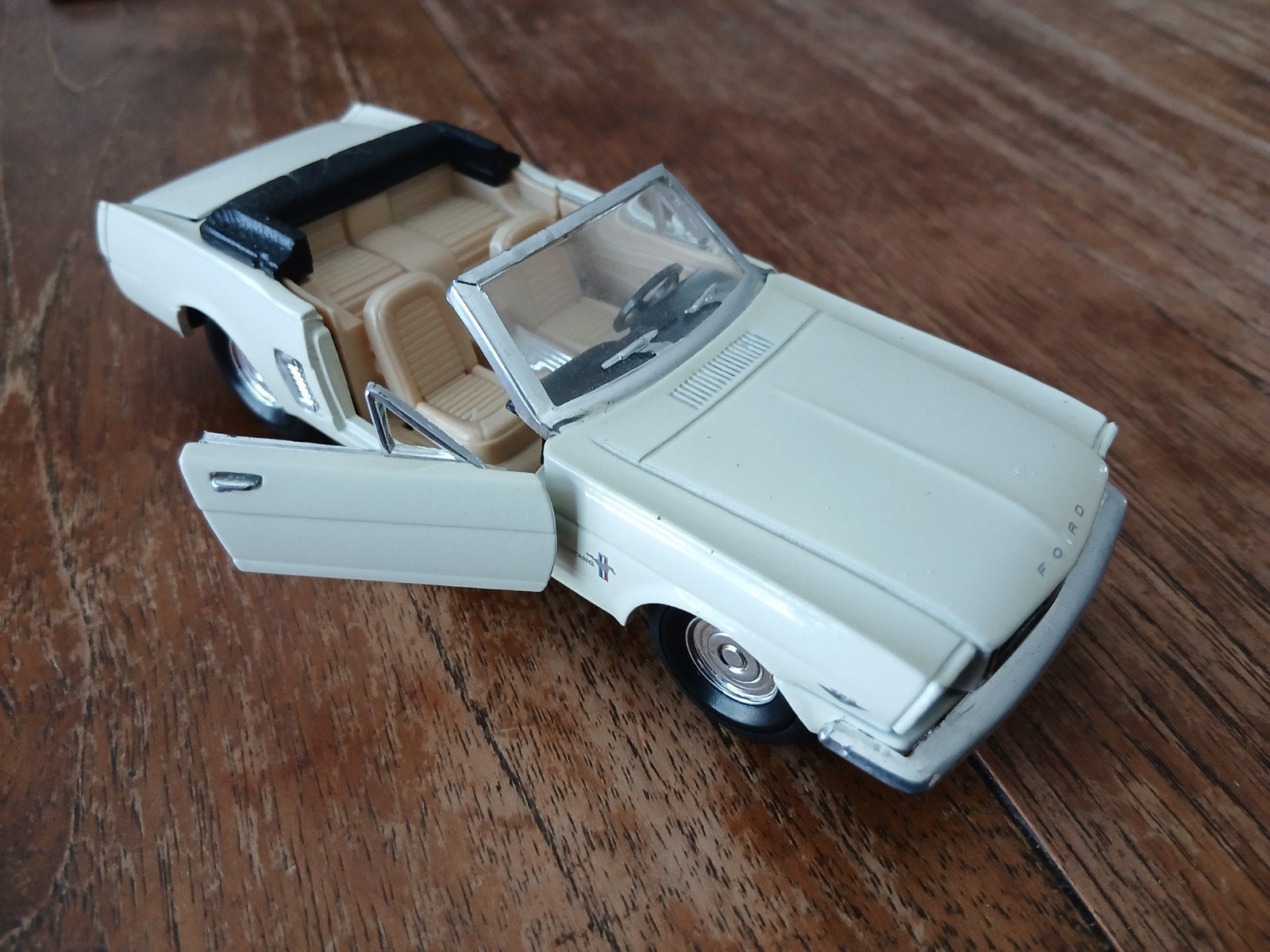 Mustang Cabrio 1/32 met 2 Mustangclub kalenders, Hobby en Vrije tijd, Modelauto's | 1:32, Ophalen of Verzenden