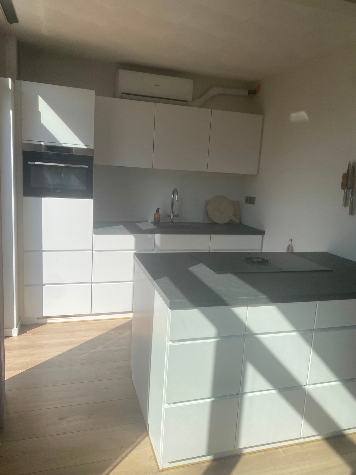 Moderne witte keuken met inductiekookplaat in het eiland, Ophalen, Wit, Dubbelwandige keuken, Zo goed als nieuw