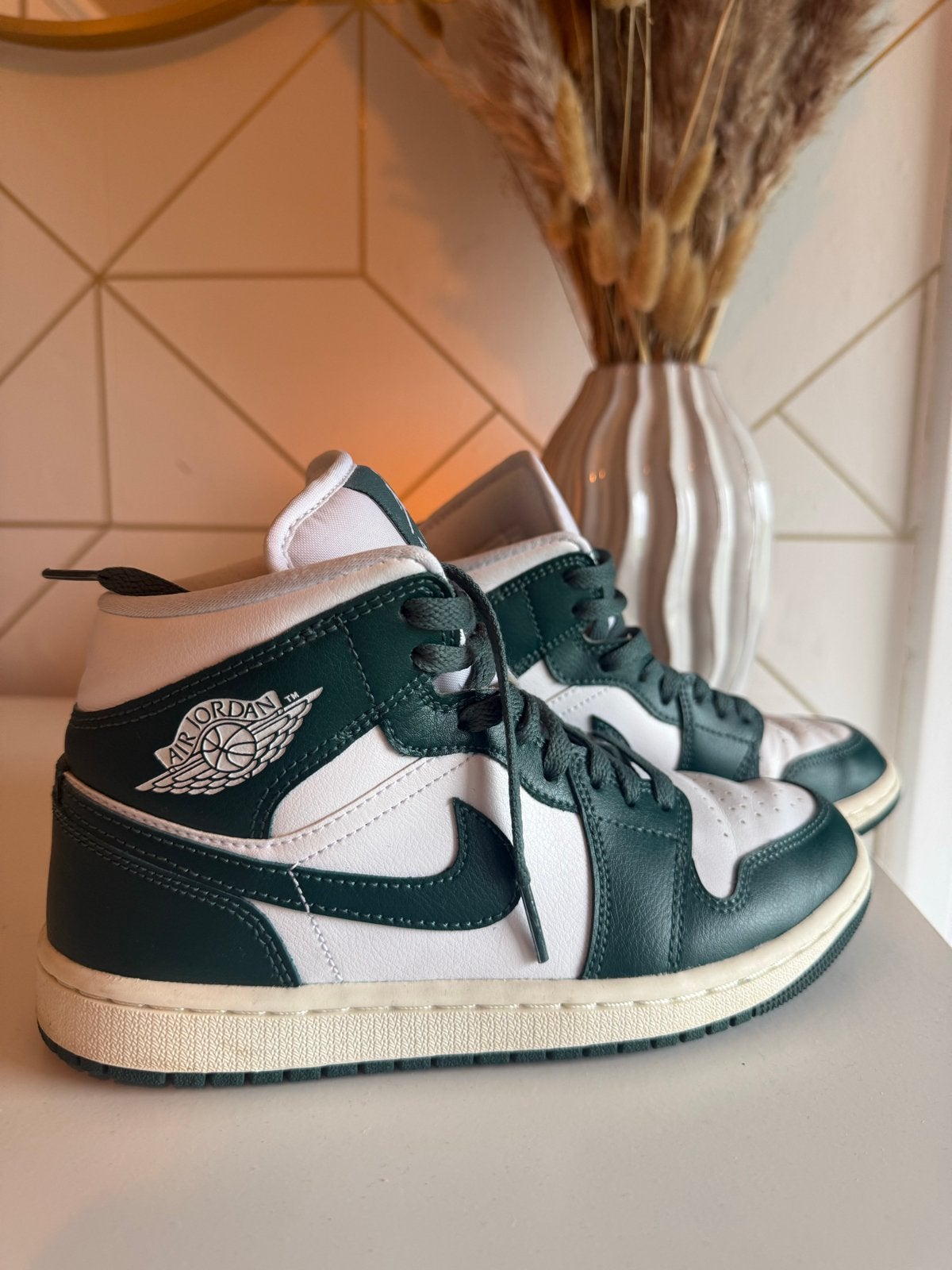 Nike Air Jordan 1 Mid - Groen/Wit - Maat 38, Kleding | Dames, Schoenen, Ophalen of Verzenden, Zo goed als nieuw, Groen, Sneakers of Gympen
