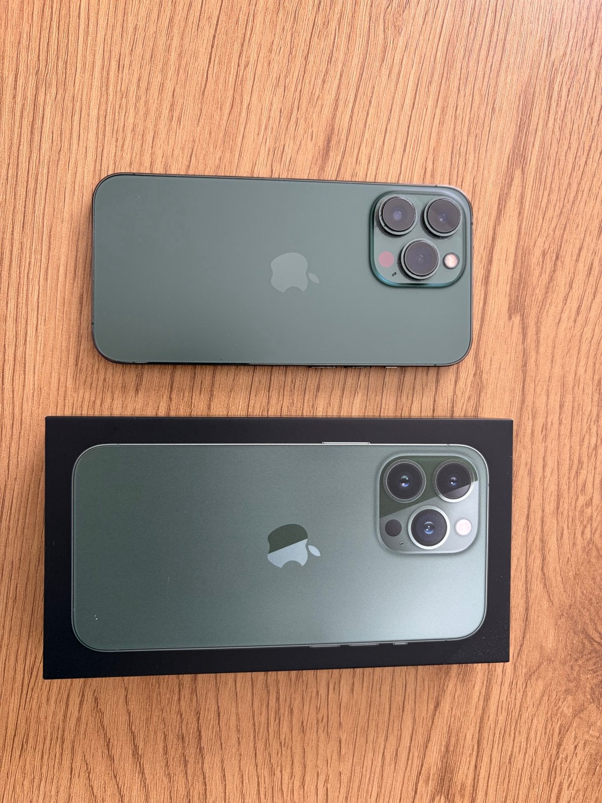 Foto 2 van iPhone 13 Pro (Groen) met USB-C naar Lightning kabel