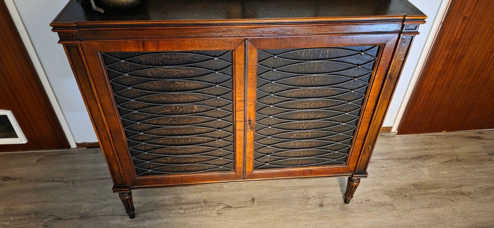 Theodore Alexander Houten handgemaakte oosterse buffet kast, Huis en Inrichting, Ophalen