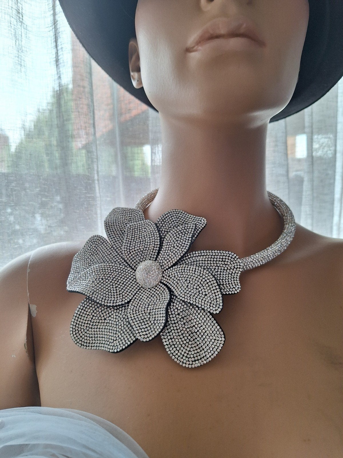 Opvallende bloemketting met strass - Zilverkleurig, Overige materialen, Met strass, Ophalen of Verzenden, Zo goed als nieuw