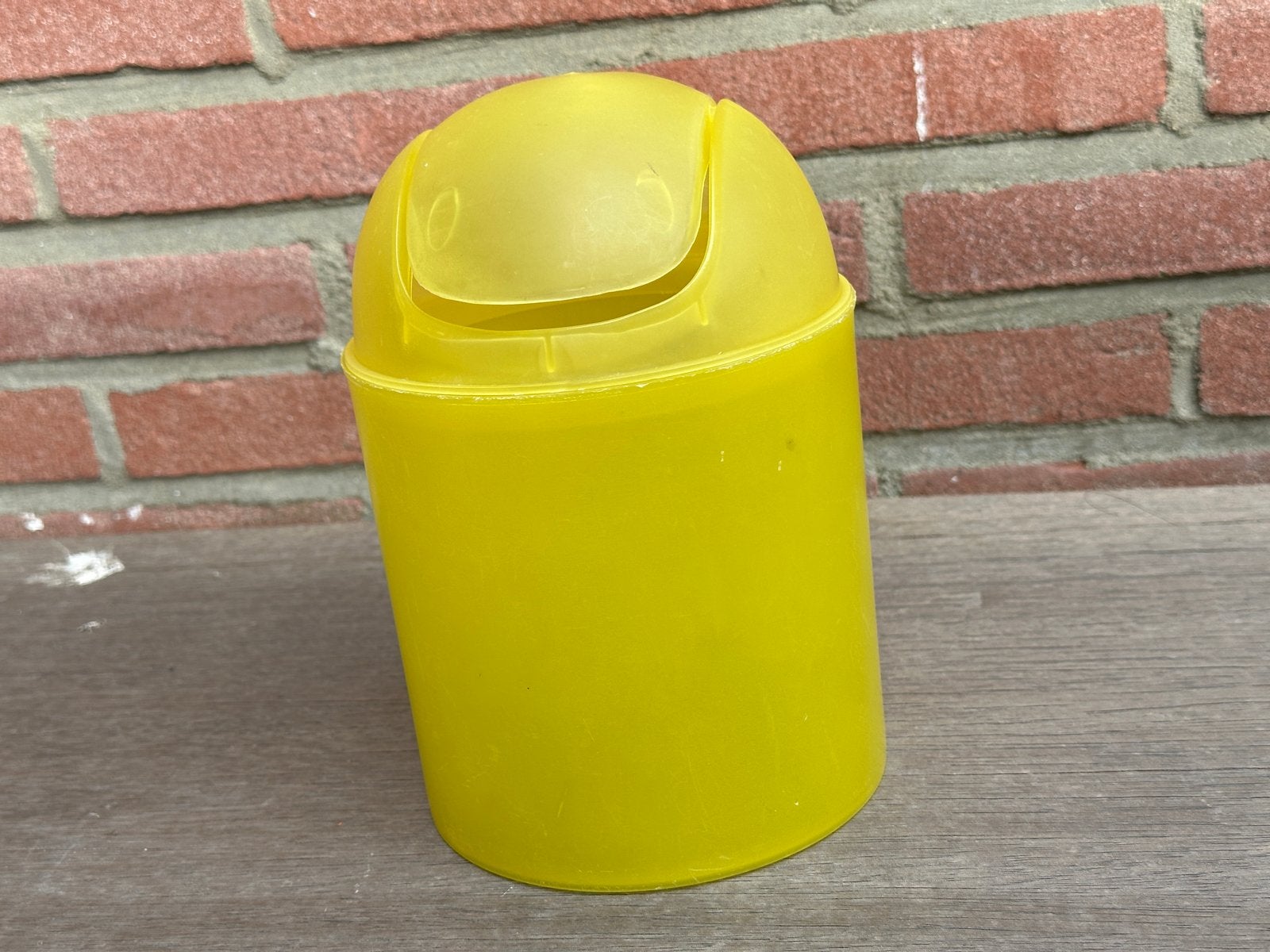 Gele mini prullenbak met zwenkdeksel, Ophalen, Kunststof, Gebruikt, Minder dan 10 liter