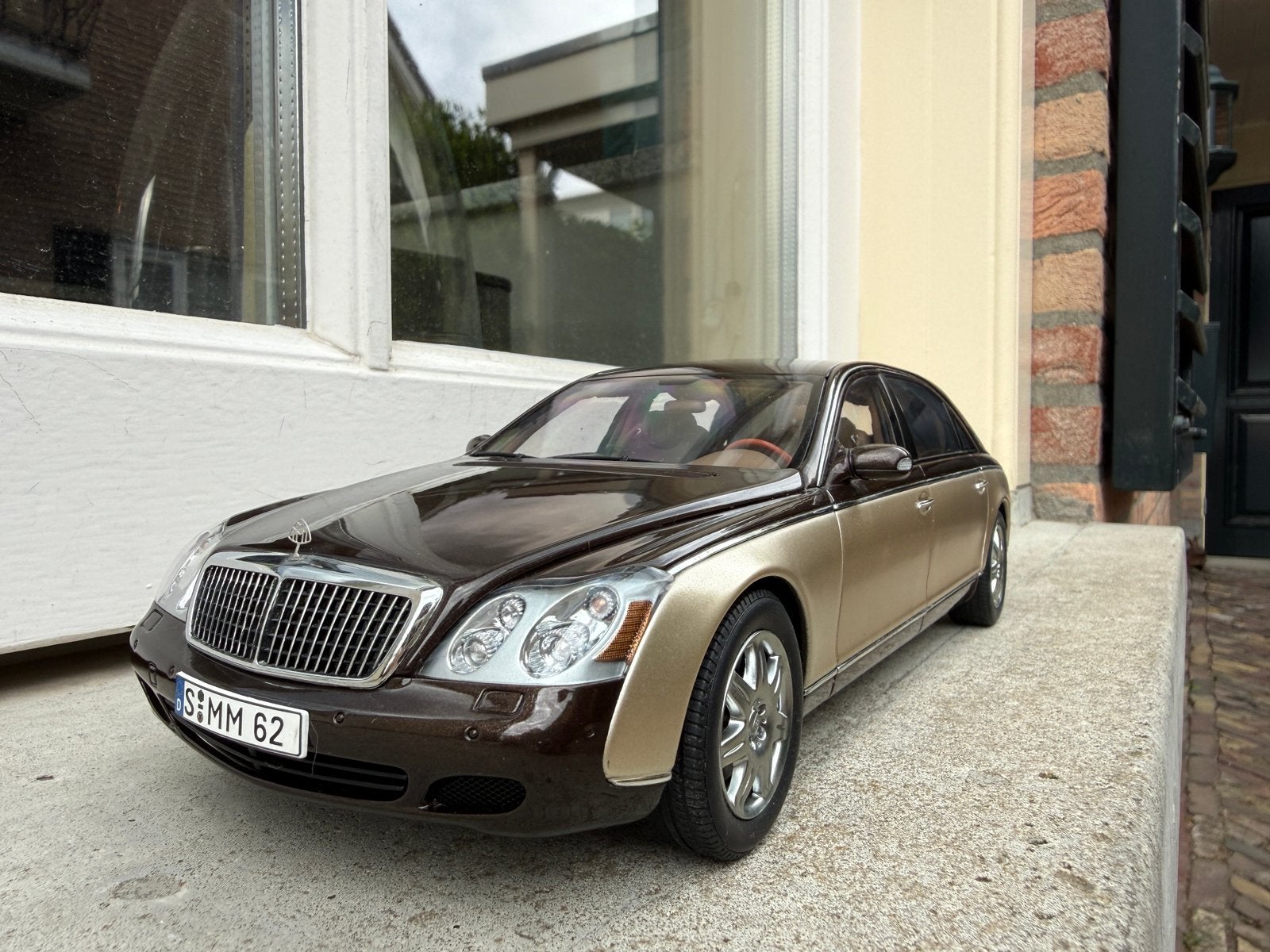 1:18 Maybach 62 LWB Goudkleurig 2002 Autoart Dealer Editie, Auto, Autoart, Ophalen of Verzenden, Zo goed als nieuw