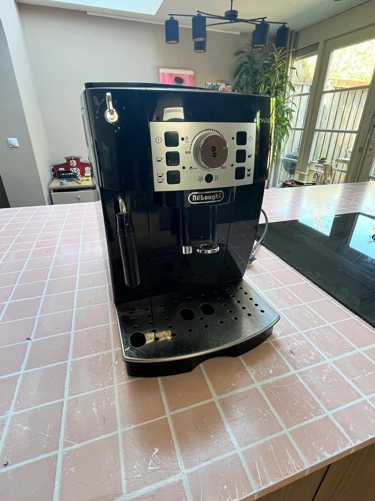 DeLonghi Magnifica S volautomatische bonen koffiemachine, Ophalen, Afneembaar waterreservoir, Gebruikt, Koffiemachine