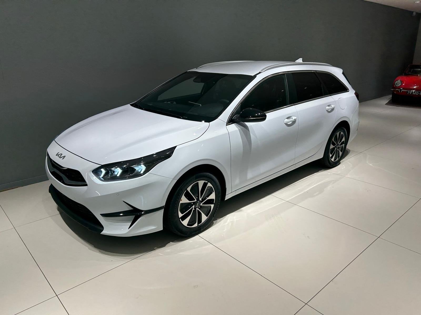 Kia Ceed Sw 1.0 T-GDi 100pk Design Edition, 12 maanden, Gebruikt, Leder en Stof, Wit