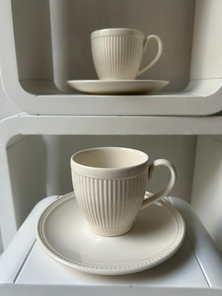 Wedgwood Windsor kop en schotel set crème/wit 2 sets, Gebruikt, Ophalen of Verzenden, Wedgwood, Kop(pen) en/of Schotel(s)