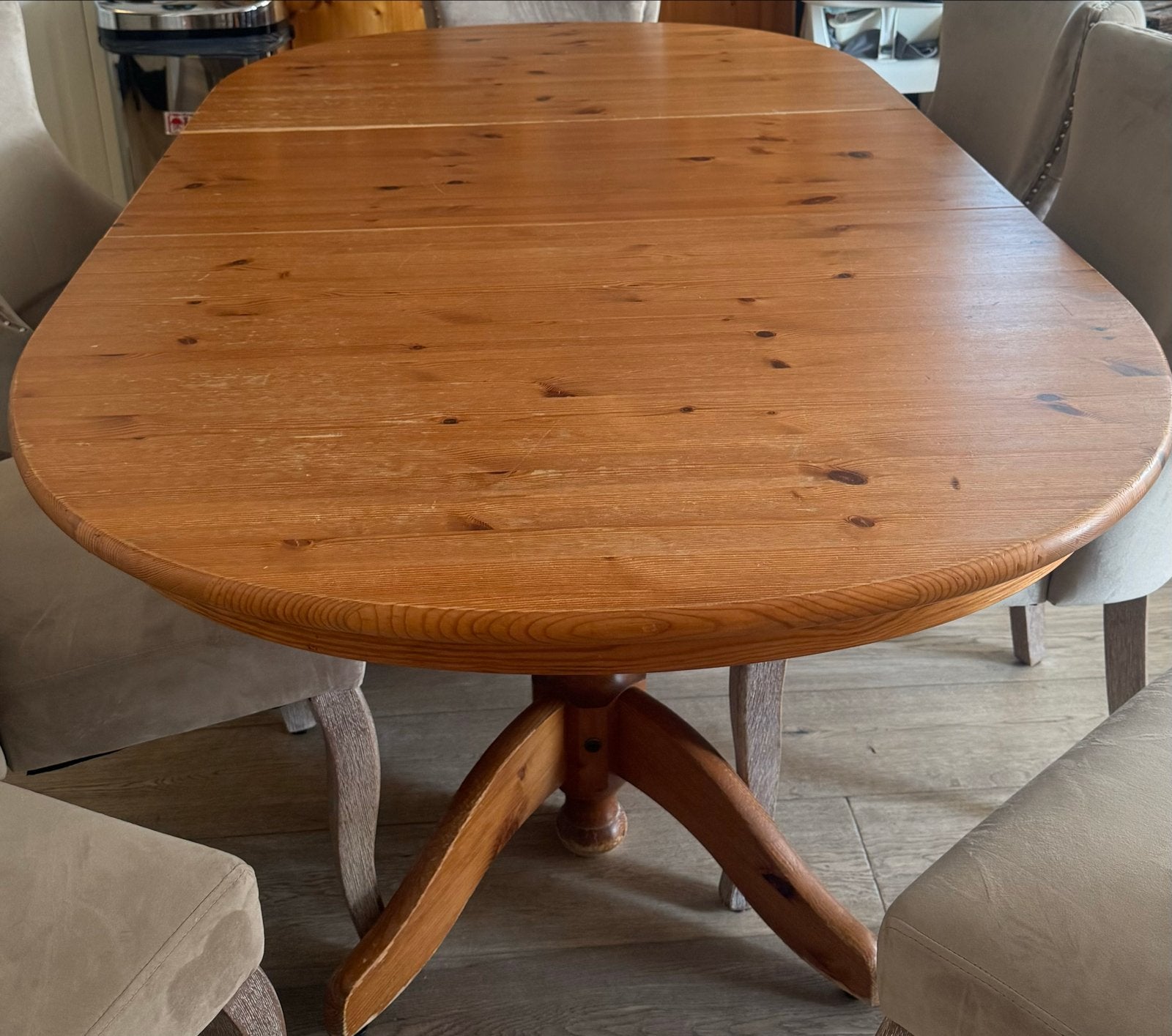 Foto 2 van Massief grenen ovale eettafel, uitschuifbaar