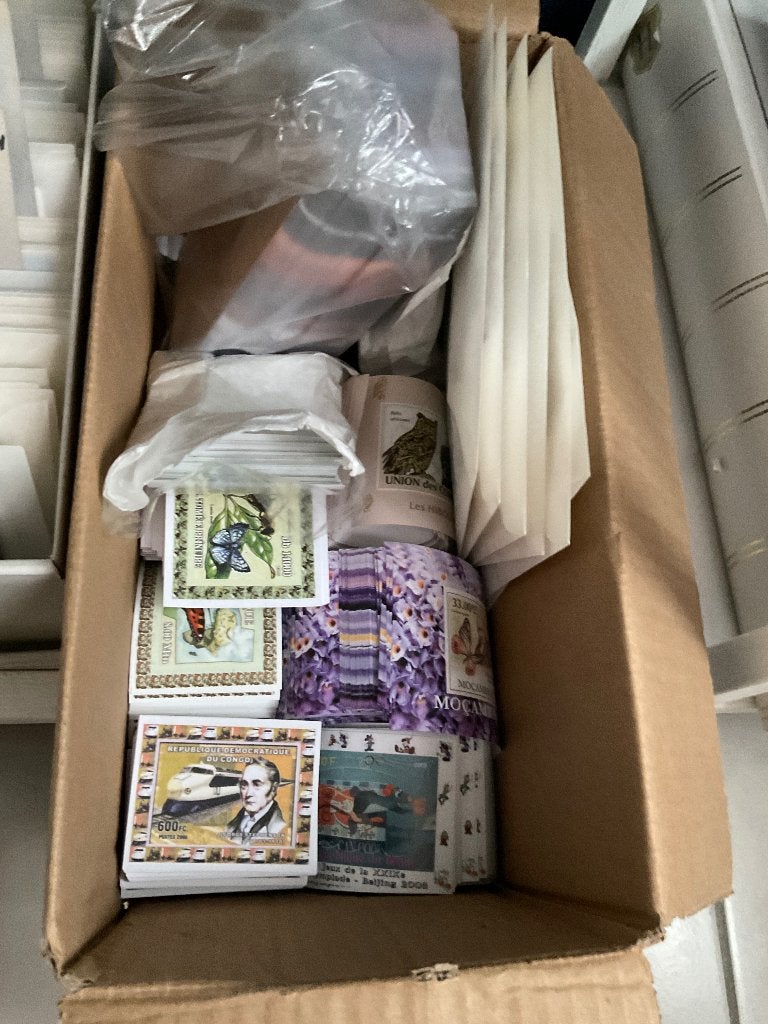 Foto 7 van Grote Stock Postfris Duizenden Thema Postzegelvelletjes
