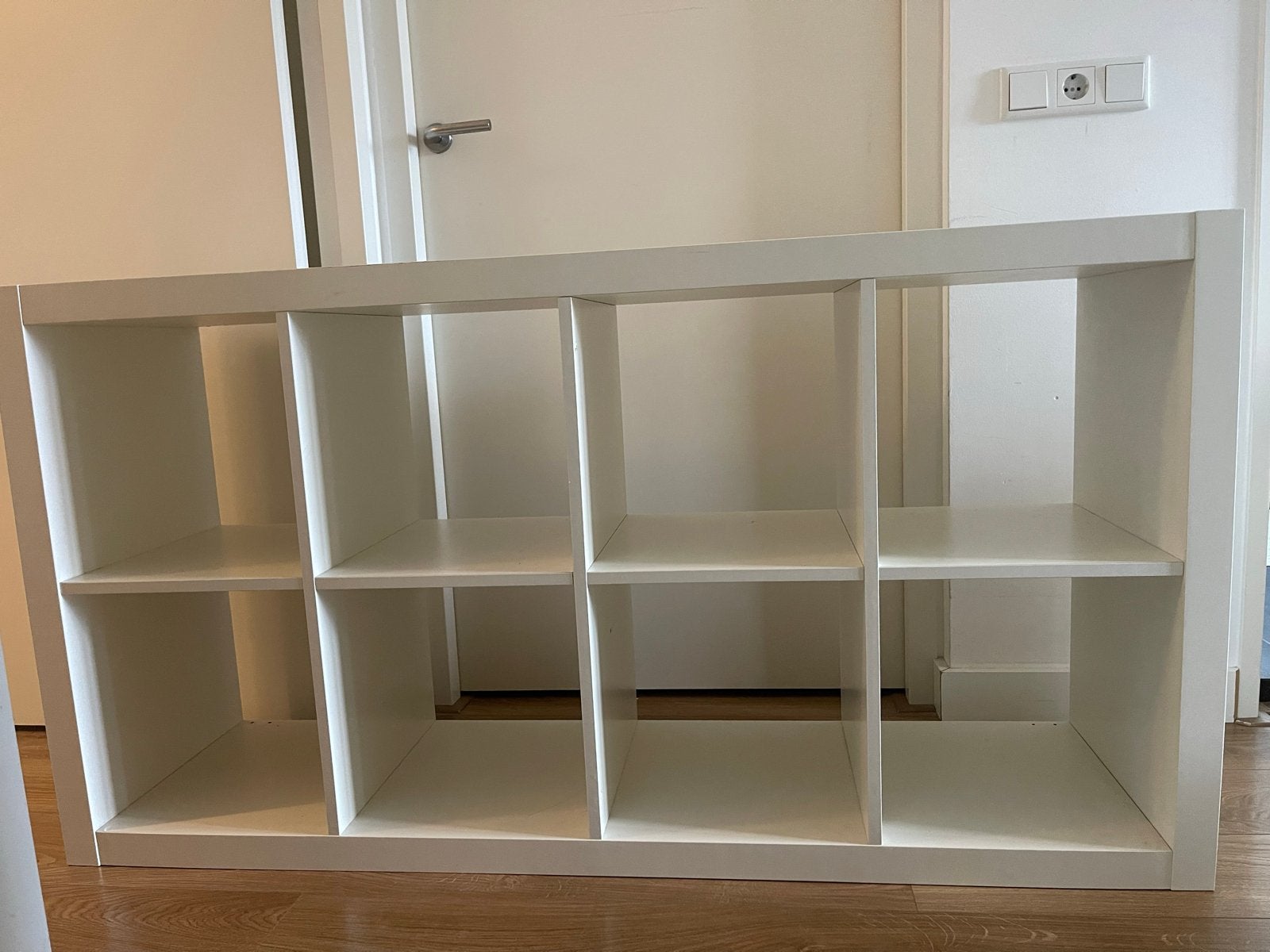 Gratis: witte IKEA Kallax kast (8 vakken) met bureau, Ophalen, Gebruikt, 100 tot 150 cm, 25 tot 50 cm