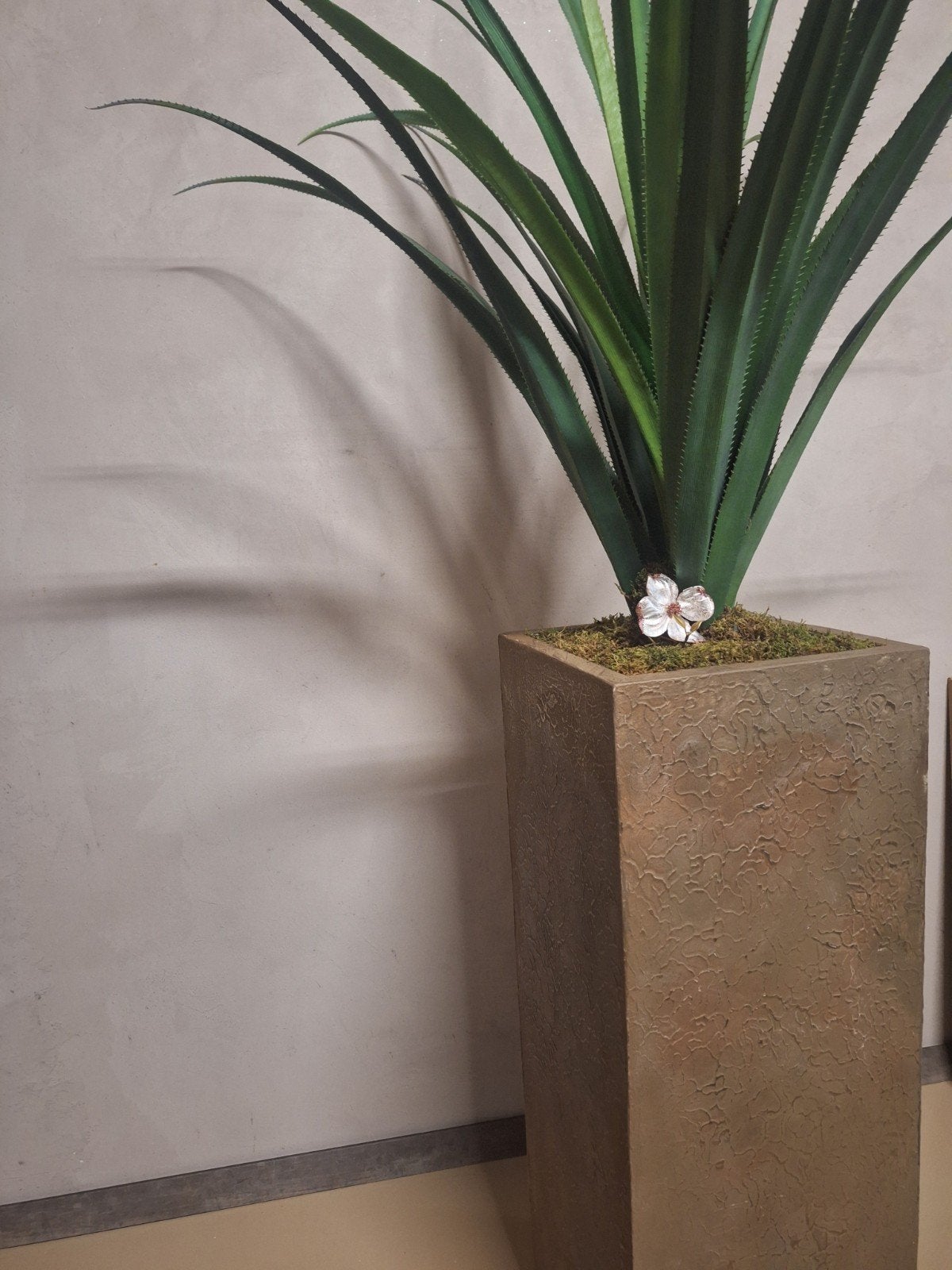 Hoge plantenbak met kunstplant, Overige materialen, Gebruikt, Vierkant, 70 cm of meer