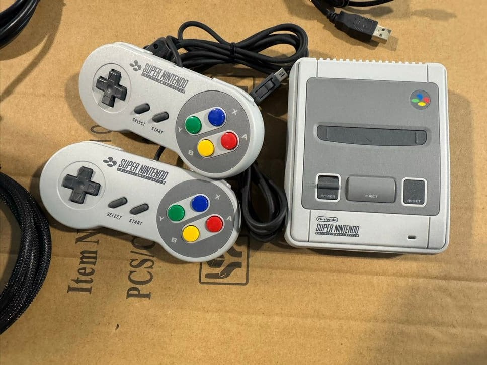 Super Nintendo Classic Mini Console met 2 controllers, Ophalen of Verzenden, Zo goed als nieuw, Met 2 controllers