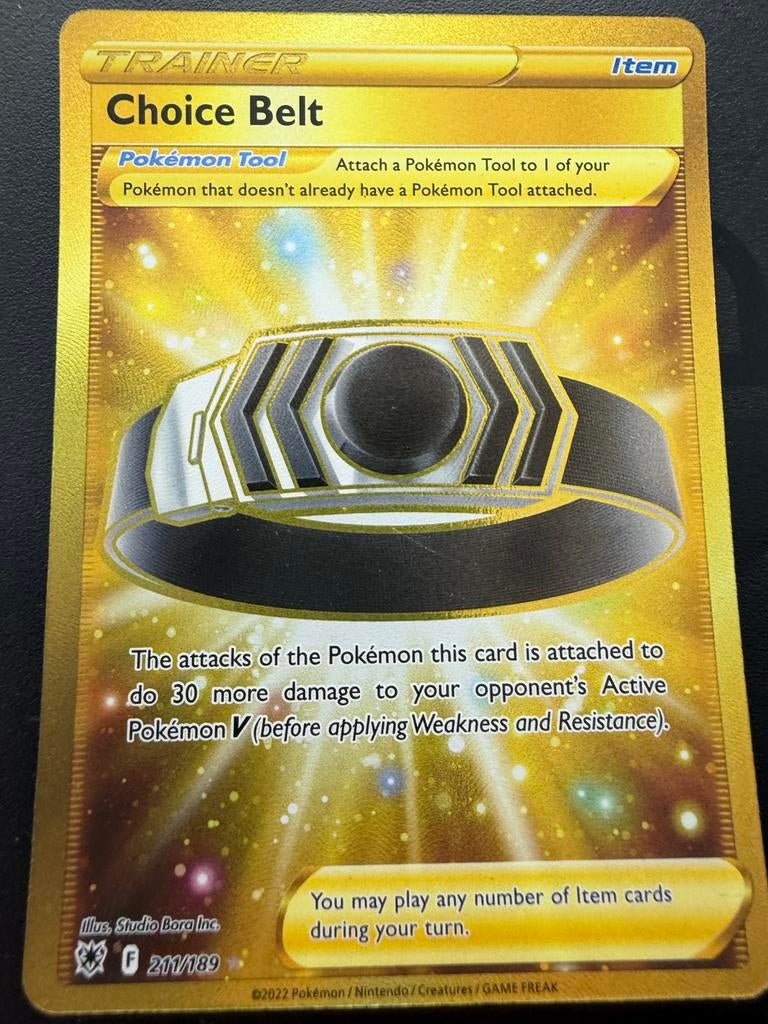 Pokémon TCG Choice Belt Gold Secret Rare 211/189, Hobby en Vrije tijd, Verzamelkaartspellen | Pokémon, Zo goed als nieuw, Losse kaart
