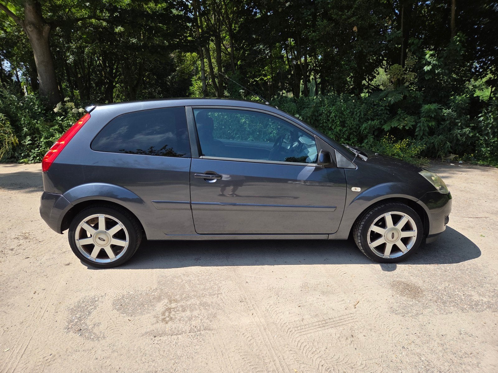 Ford Fiësta 1.4 16V 3DR 2008 Grijs, Auto's, Voorwielaandrijving, 40 €/maand, 4 cilinders, 995 kg