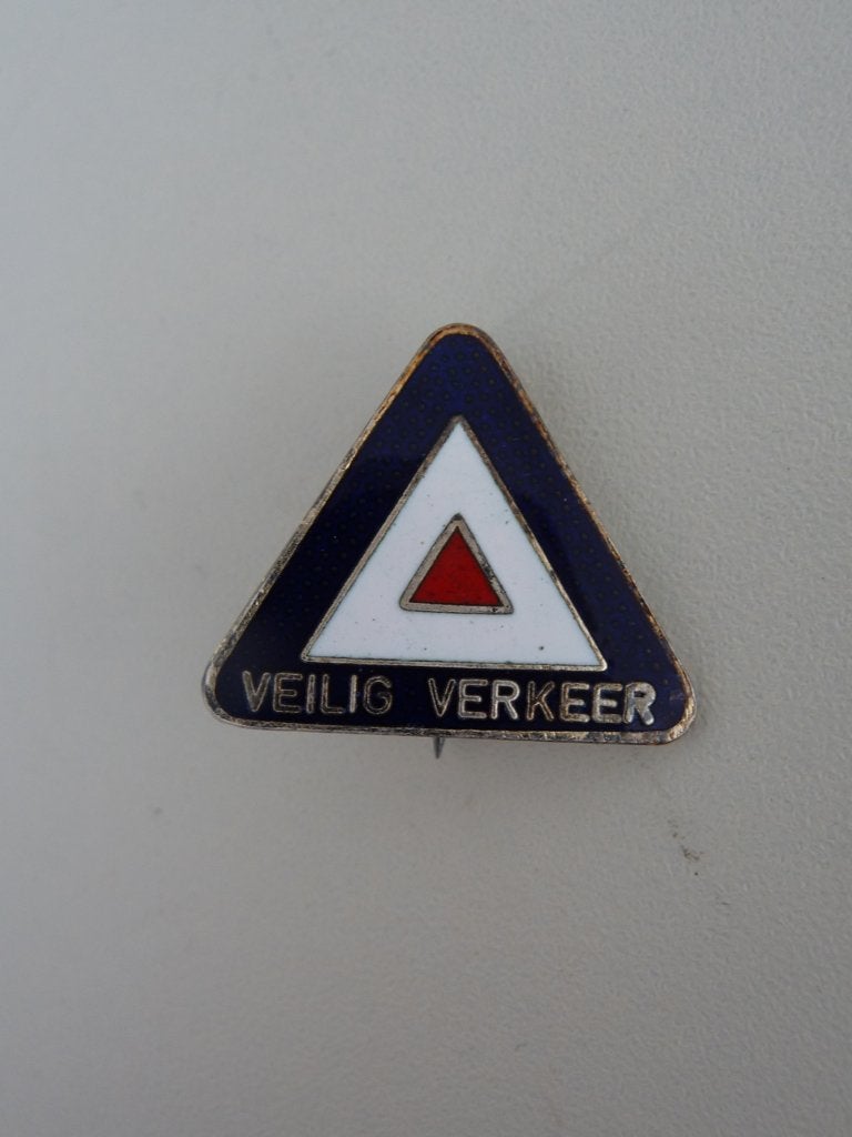 oud emaille speldje broche - VEILIG VERKEER NEDERLAND, Ophalen of Verzenden, Gebruikt, Overige onderwerpen, Speldje of Pin
