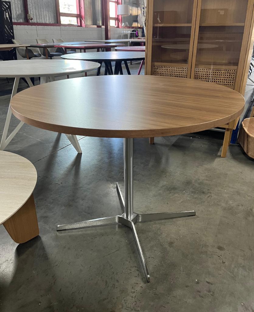 Thonet 1818 tafel rond Ø100 walnoot | Van €1300, nu, Nieuw, Thonet, Rechthoekig, Thonet