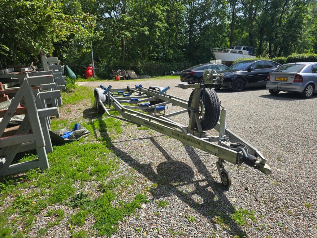 Robuuste dubbelassige boottrailer - KNOTT onderstel, Watersport en Boten, Boottrailers, Ophalen, Gebruikt, 6 tot 9 meter, Overige typen