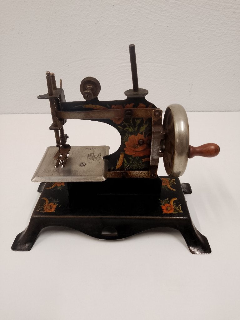 Duitse na-oorlogse vintage blikken speelgoednaaimachine, Antiek en Kunst, Antiek | Speelgoed, Ophalen of Verzenden