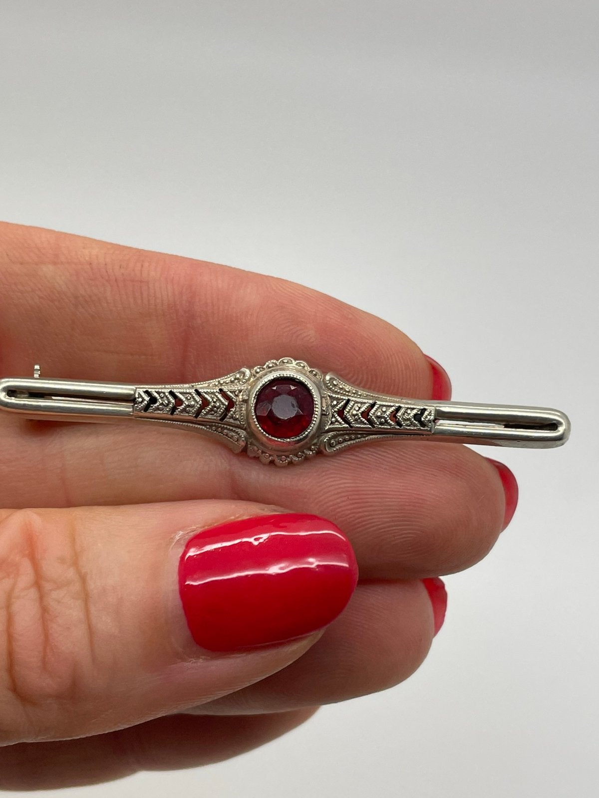 E482 Prachtige zilveren antieke broche rode steen, Ophalen of Verzenden, Zilver, Broche, Met edelsteen