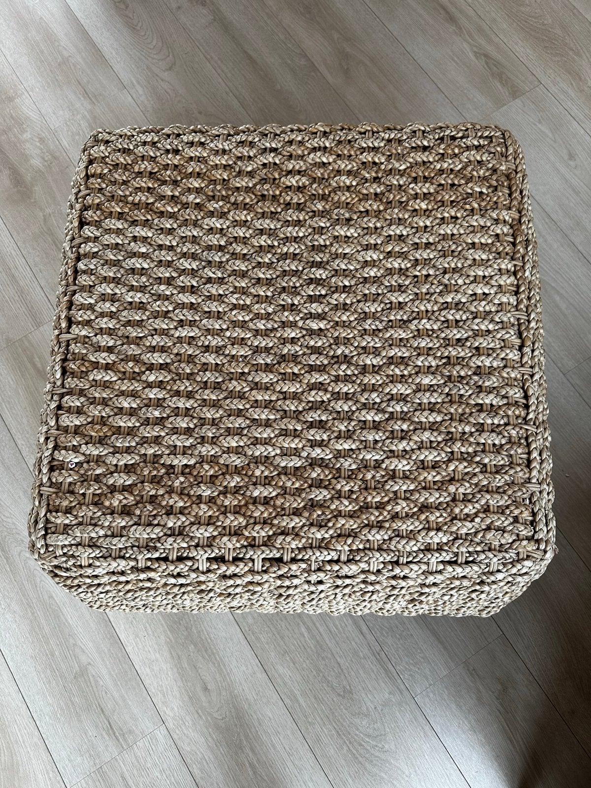 Gevlochten poef/voetenbank van natuurlijke materialen, Gebruikt, Vierkant, Riet of Rotan, Ophalen of Verzenden
