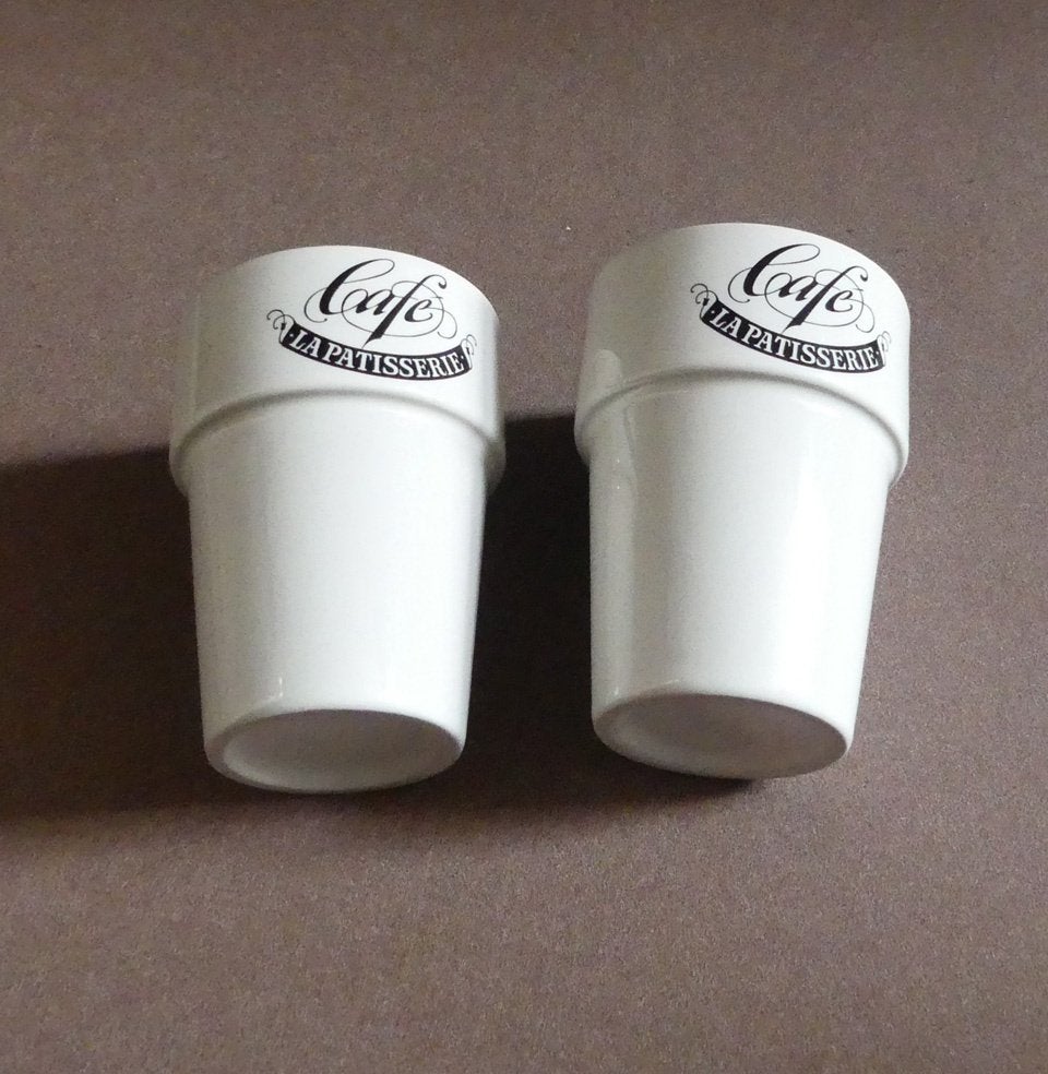 Café La Patisserie bekers 2x melkbekers, Huis en Inrichting, Gebruikt, Ophalen of Verzenden, Overige stijlen, Kop(pen) en/of Schotel(s)