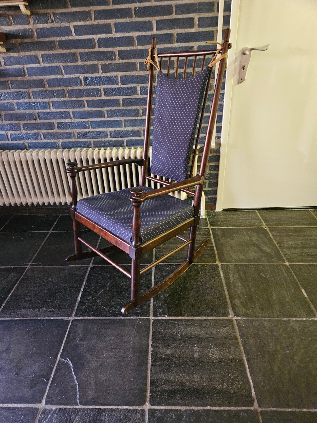 Antieke schommelstoel met gestoffeerde zitting en rugleuning, Antiek en Kunst, Antiek | Meubels | Stoelen en Banken, Ophalen