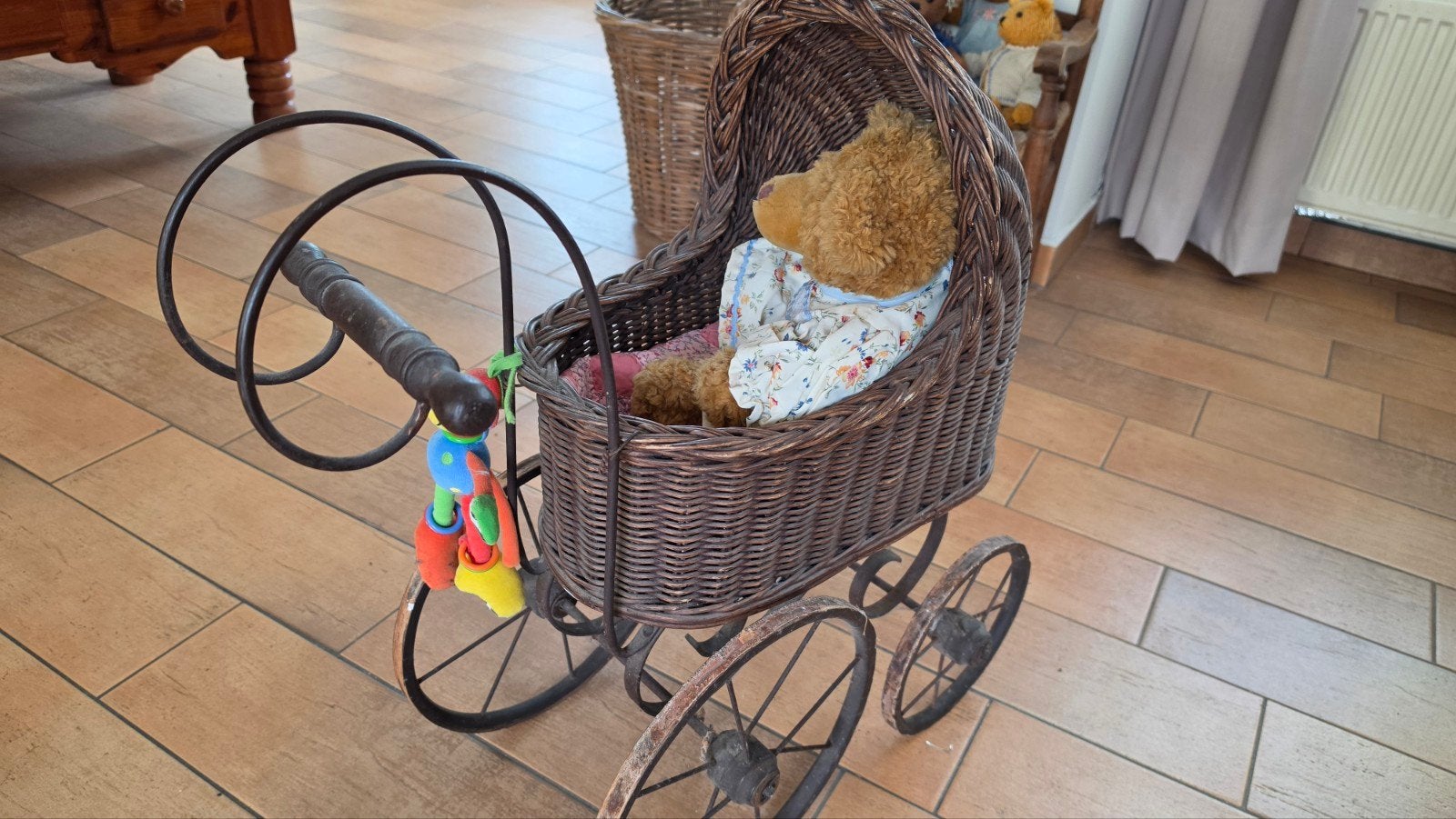 Vintage poppenwagen met beertje - rieten speelgoed, Kinderen en Baby's, Speelgoed | Poppen, Ophalen of Verzenden, Gebruikt, Overige typen