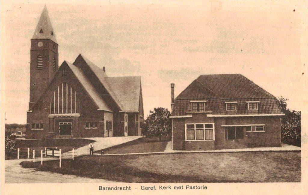 1930 BARENDRECHT Geref. kerk met pastorie, Verzamelen, Ansichtkaarten | Nederland, Ophalen of Verzenden, 1920 tot 1940, Gelopen