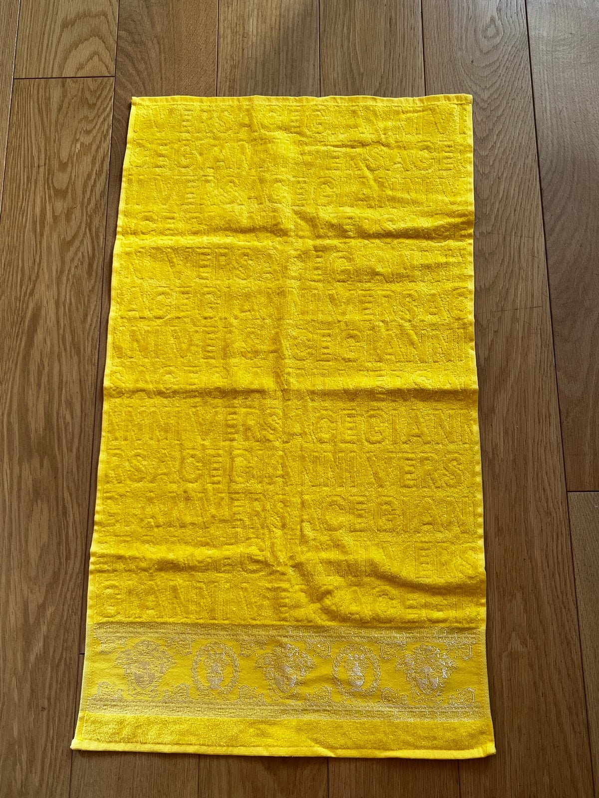 Handdoek Versace Baroque, geel, nieuw, Ophalen of Verzenden, Nieuw, Geel, Handdoek
