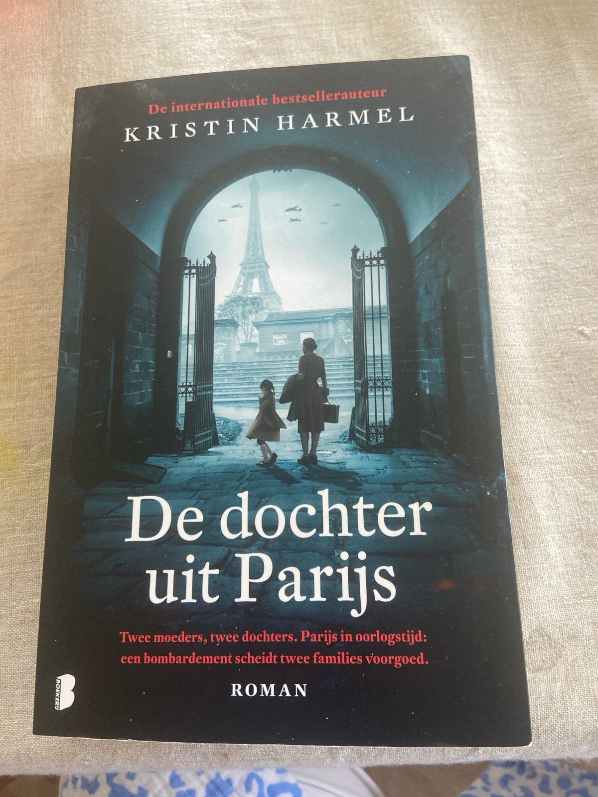 De dochter uit Parijs - Kristin Harmel (Roman), Boeken, Romans, Ophalen of Verzenden, Zo goed als nieuw, Europa overig