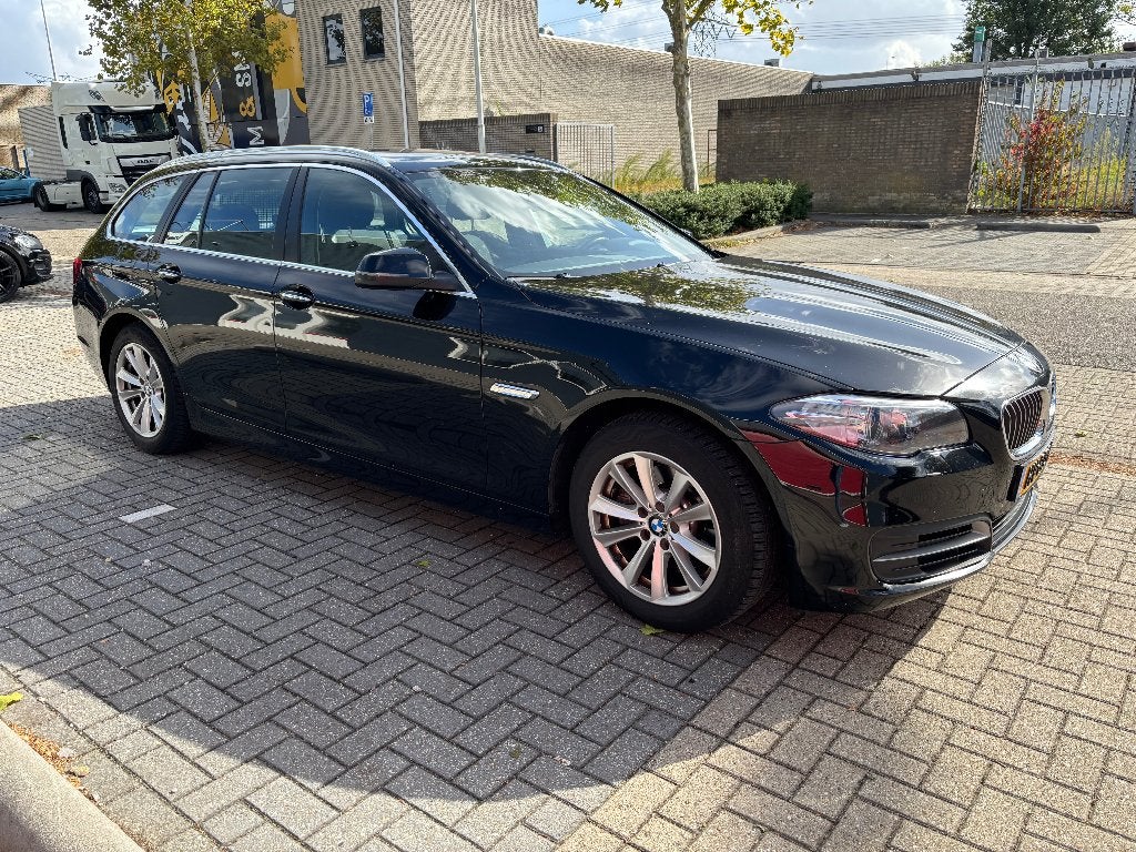 BMW 5-Serie 520i 184pk Aut. 2016 Zwart, 4 cilinders, 2000 kg, Zwart, Origineel Nederlands