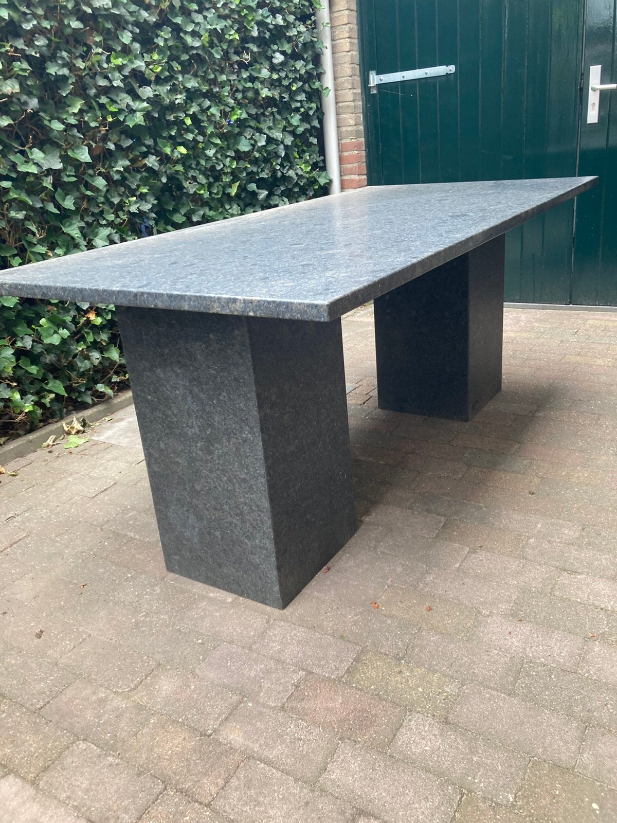 Te koop aangeboden mooie hardstenen tuintafel., Tuin en Terras, Ophalen, Zo goed als nieuw, Rechthoekig, Overige materialen