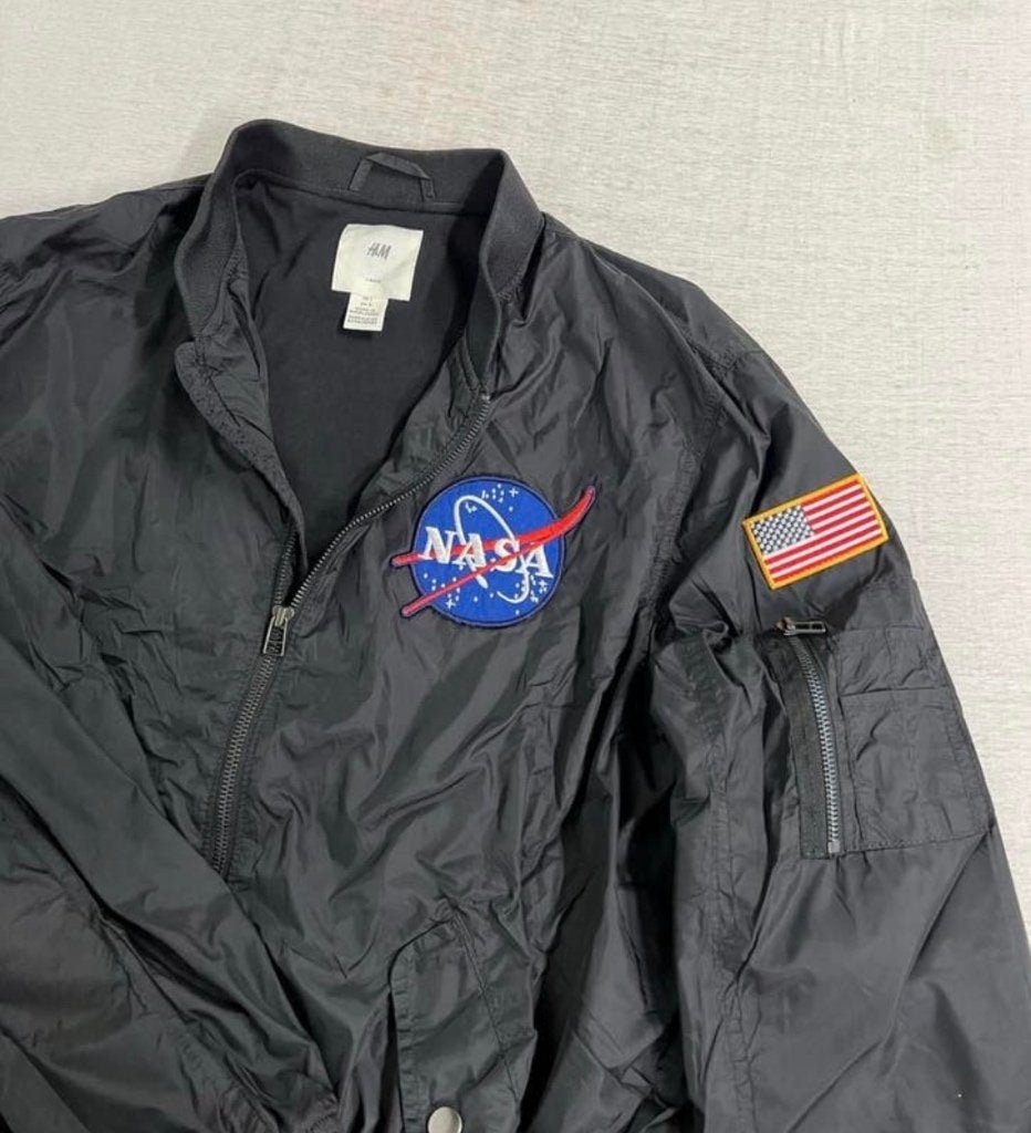 H&M Nasa jas jack bomberjack maat L pilotenjack ruimtevaart, Kleding | Heren, Maat 52/54 (L), Zwart, Ophalen of Verzenden, Zo goed als nieuw