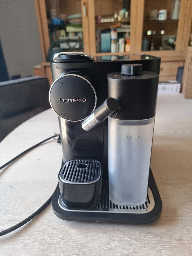 De'Longhi Nespresso Gran Lattissima, Koffiemachine, Ophalen of Verzenden, Zo goed als nieuw, 1 kopje