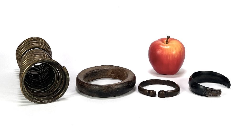 1336. Metalen en houten armbanden, West-Afrika, Antiek en Kunst, Ophalen