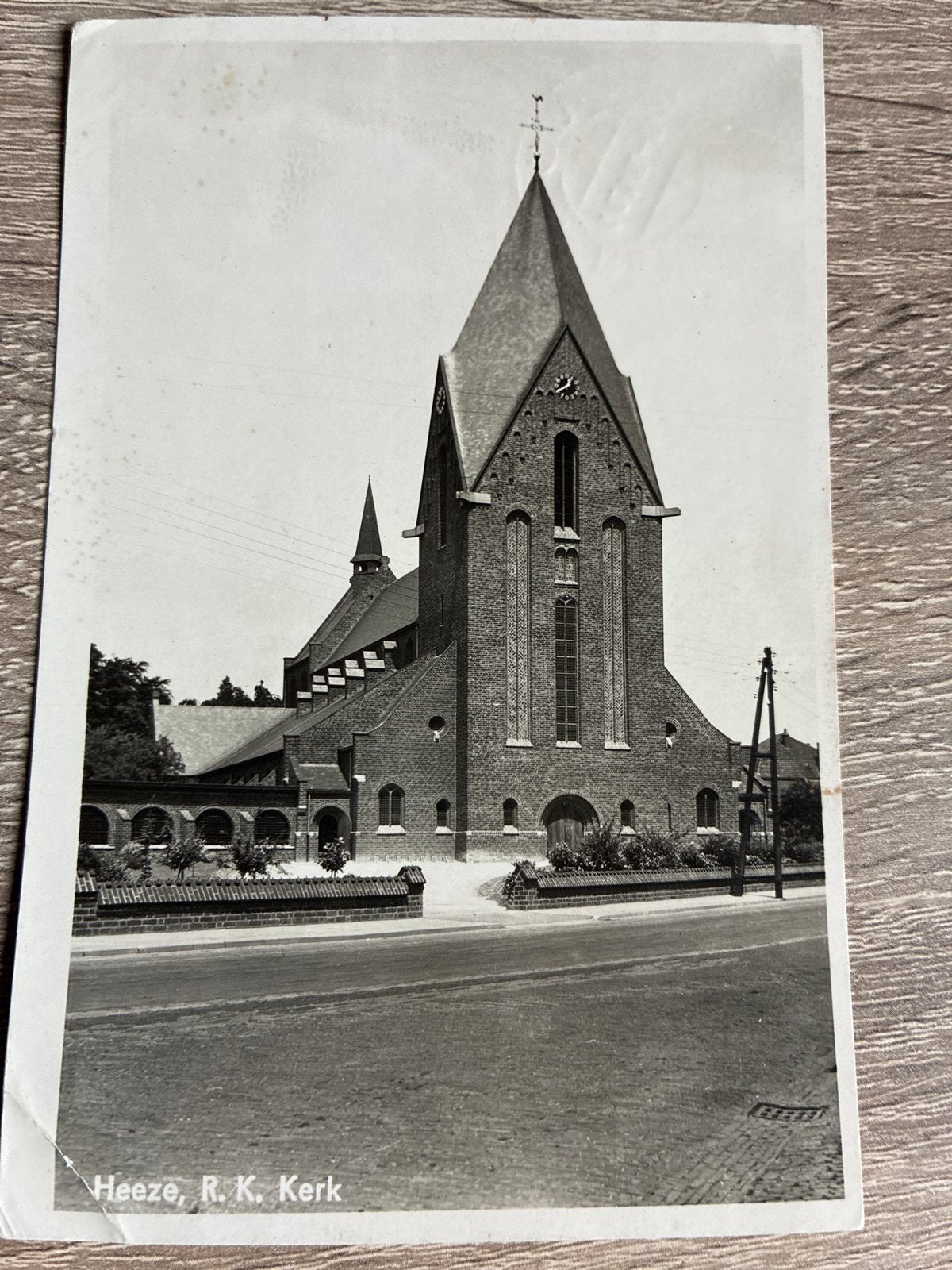 Oude Ansichtkaart Heeze, R.K. Kerk - Gelopen 1945, Verzamelen, Ansichtkaarten | Nederland, Ophalen of Verzenden, 1940 tot 1960