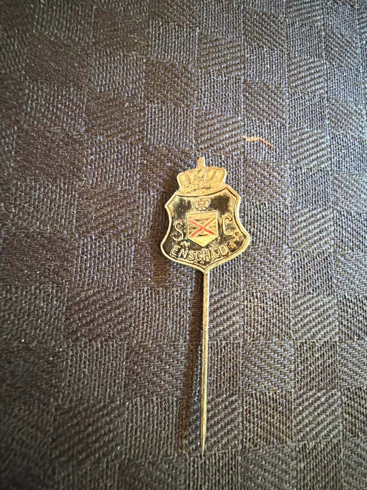 Vintage Speldje Enschede met Kroon en Wapen, Ophalen of Verzenden, Gebruikt, Stad of Land, Speldje of Pin